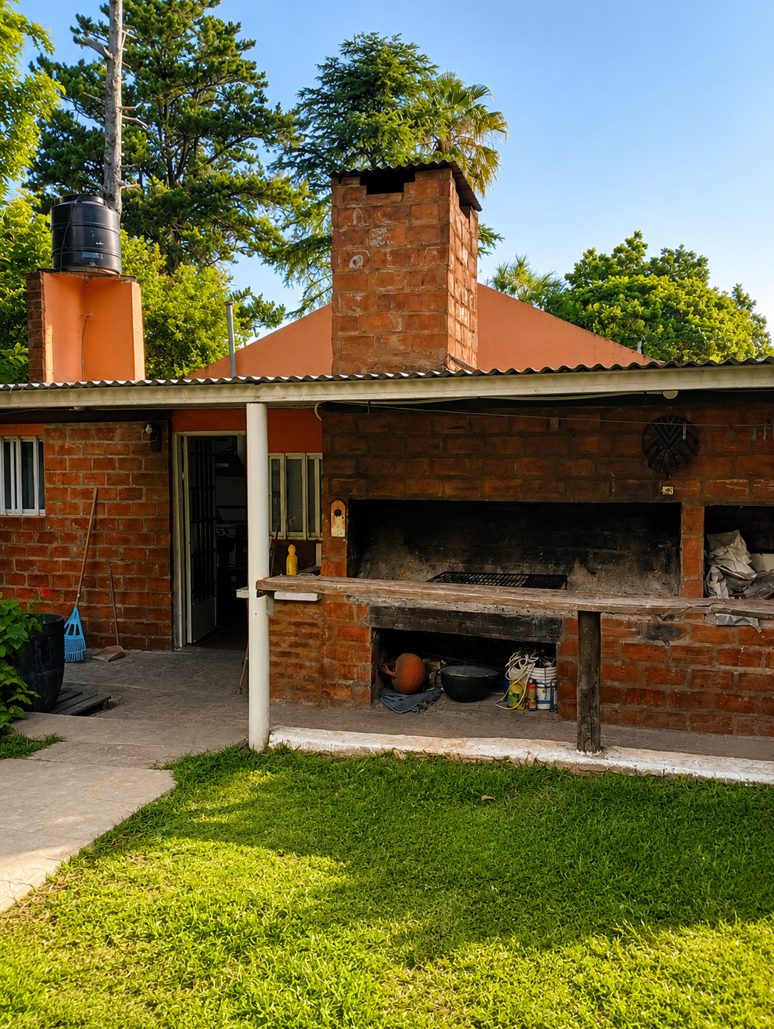 Quincho con parrilla y asador cubierto en la Quinta Villa Urquiza