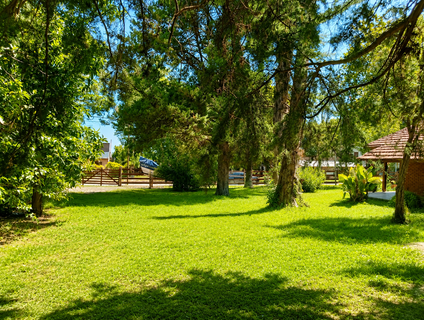 Parque arbolado de 1.300 m² en la quinta de Villa Urquiza, Entre Ríos