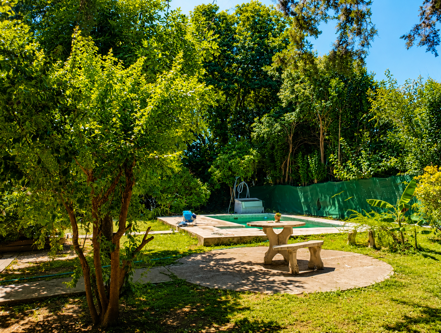 Galería techada y patio trasero de la Quinta Villa Urquiza