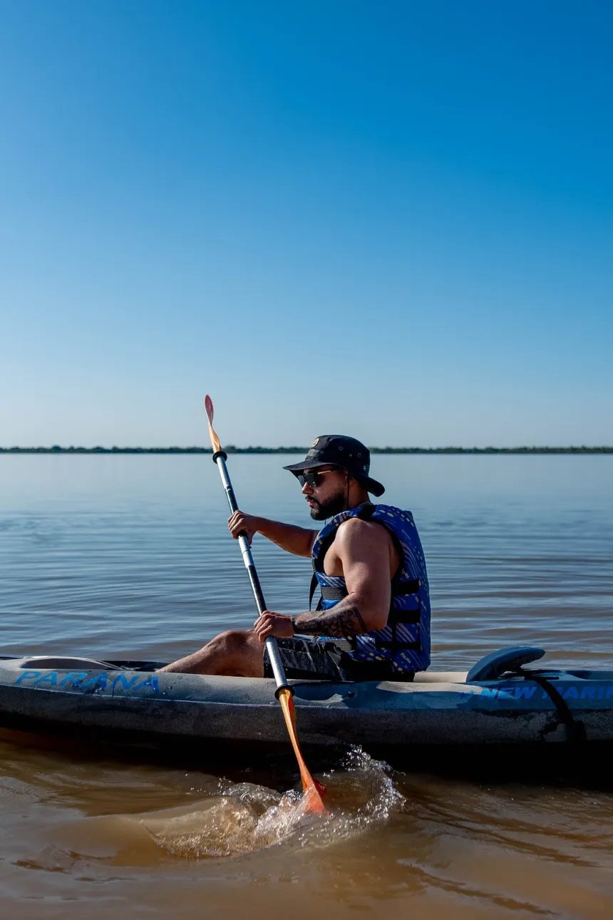 Kayak al atardecer sobre el río Paraná en Villa Urquiza